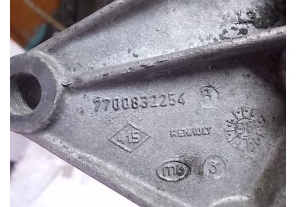 Кронштейн., опора КПП Рено Меган 7700832254